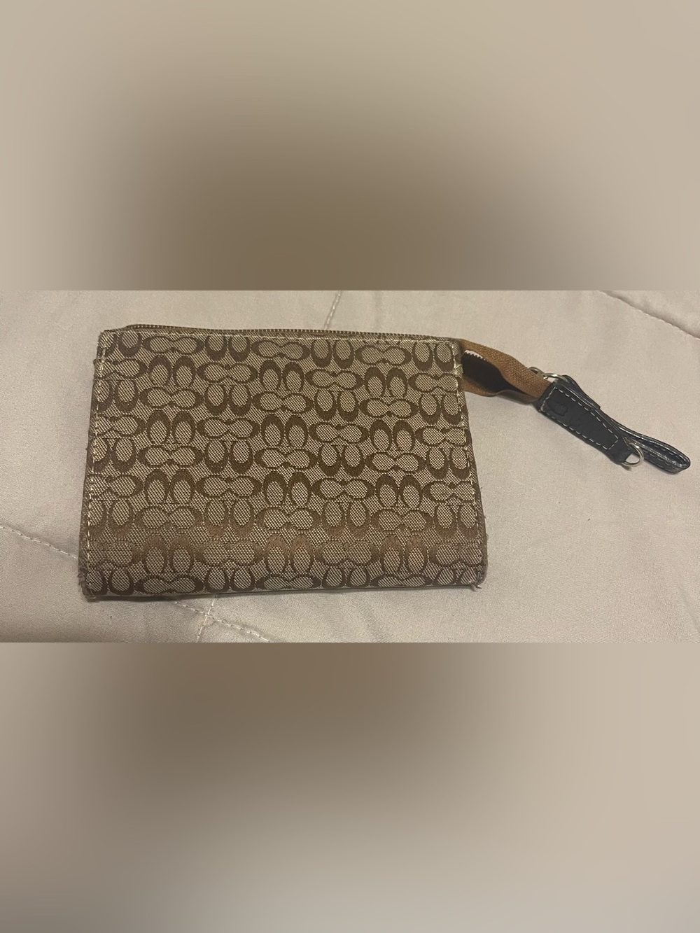 Coach canvas pouch ❌Callouts are peeling on strap and zipper pull see pics